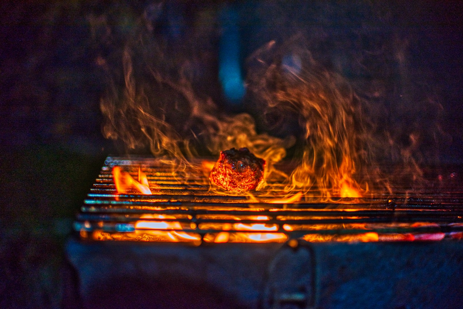 Live-Feuer im Grill von Hot'n Smokey BBQ